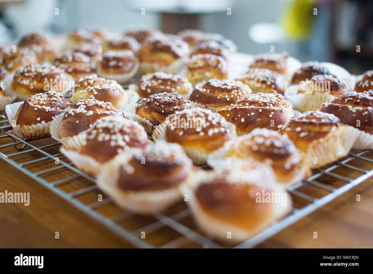 Partite di carni fresche ciambelle alla cannella stretto fuori dal forno. Foto Stock