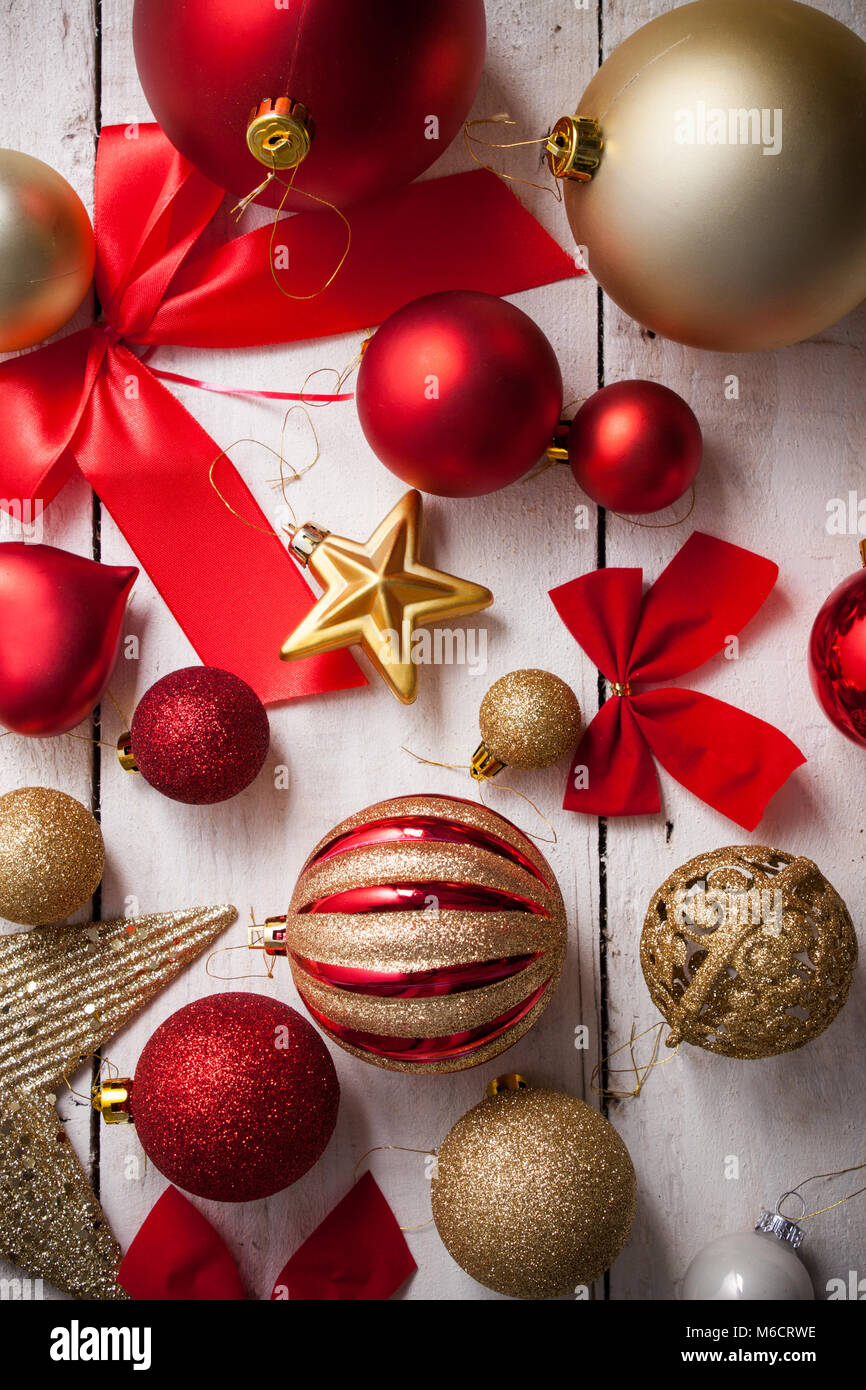 Buon Natale con telaio in vero legno verde di pini, colorato baubles confezione regalo e altra roba stagionale su un vecchio invecchiato in legno sfondo. Foto Stock
