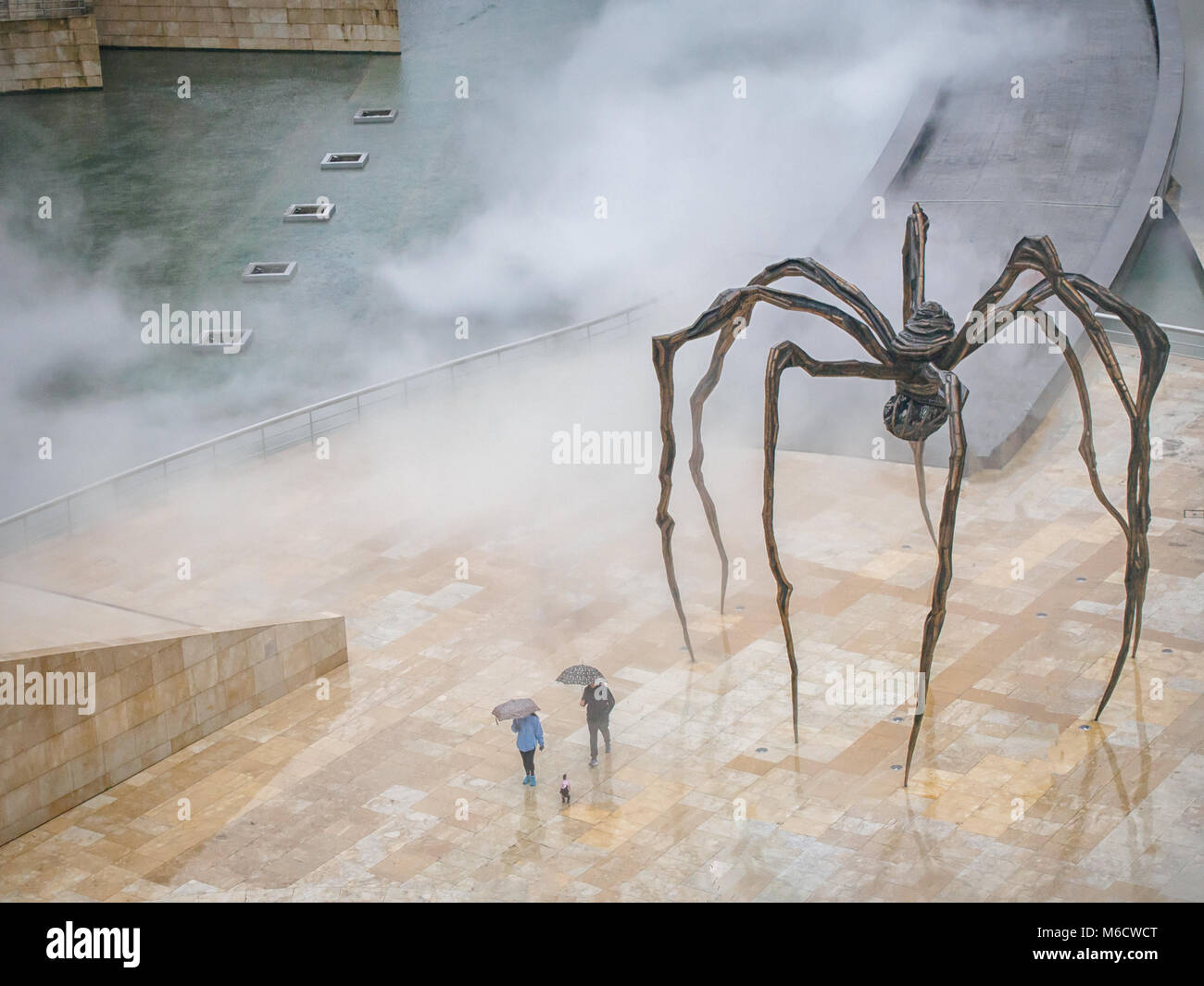 BILBAO, Spagna-febbraio 11, 2018: Maman -- a 9 metri di altezza la scultura di un ragno di Louise Bourgeois che poggia in parte anteriore del museo Guggenheim Foto Stock