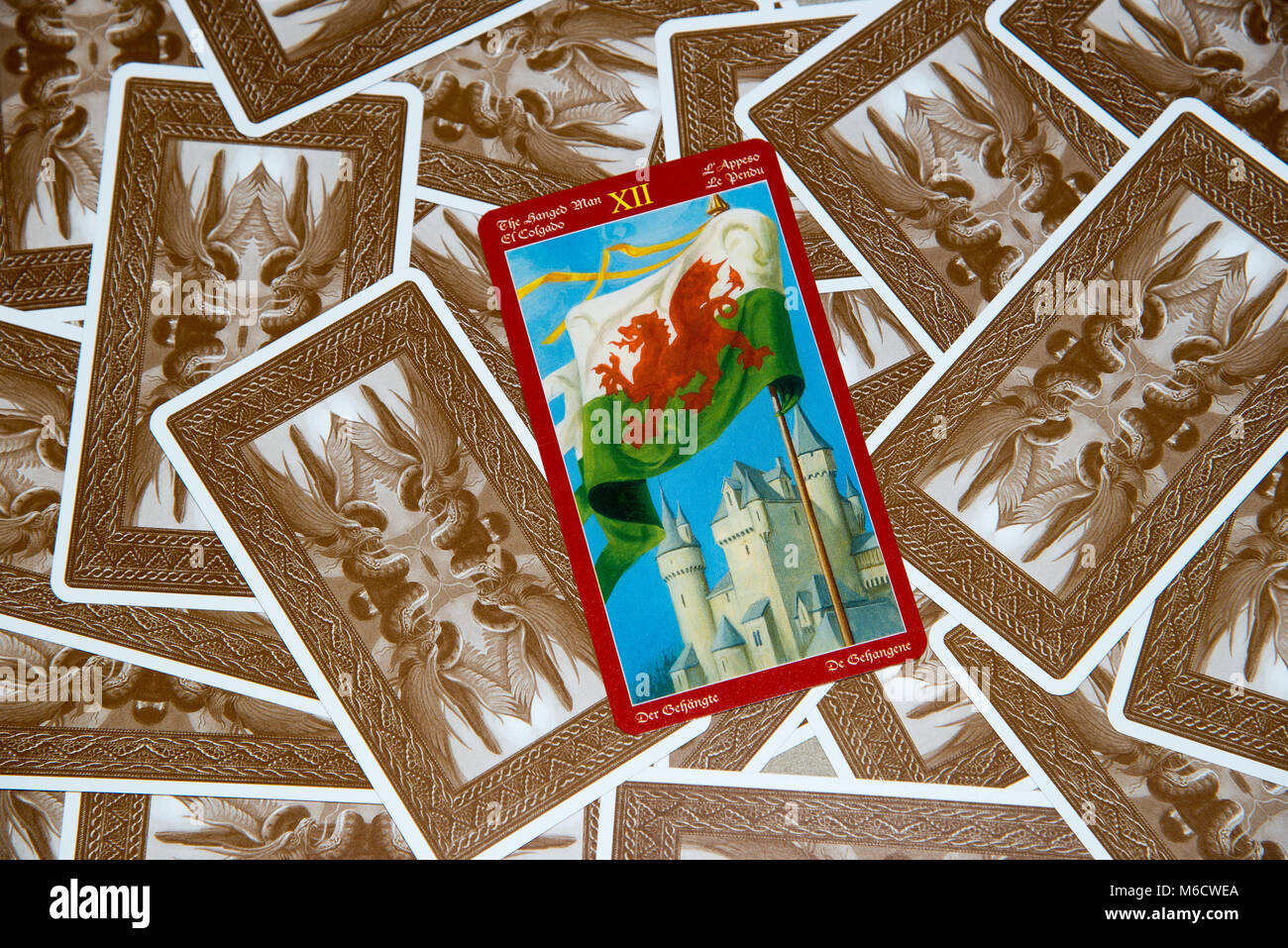Mosca, Russia - 18 Febbraio 2018: carta dei Tarocchi La impiccato Man. Dragon mazzo di tarocchi. Esoterica sfondo misterioso in stile gotico Foto Stock