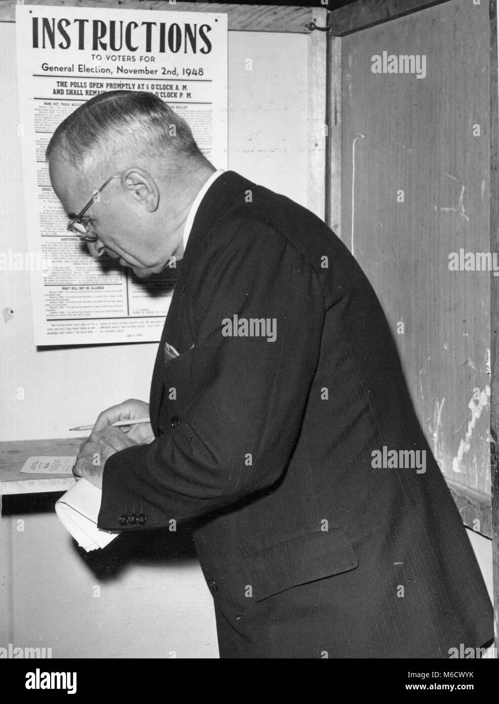 Il presidente Harry Truman getta il suo voto il giorno delle elezioni. Indipendenza, MO, 11/3/48. Foto Stock