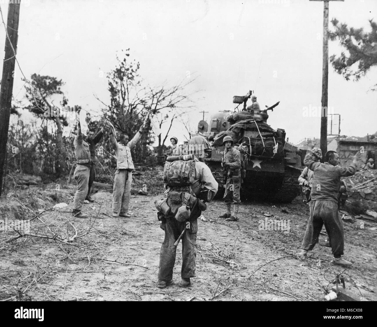 Quattro nord coreani prigionieri comunisti, prese durante i combattimenti in seguito sbarco americano a Wolmi-do sono disciplinati dalle leggi degli Stati Uniti Marines. Isola Wolmi, Corea, 1950. Dipartimento della Difesa Foto Stock