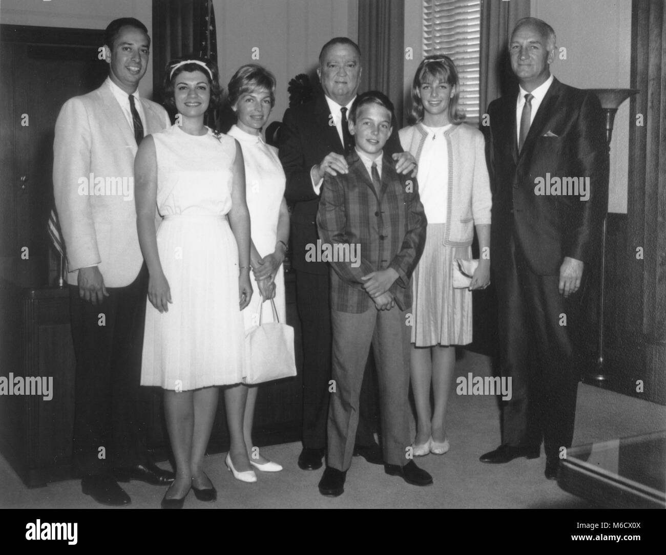 Direttore dell'FBI J. Edgar Hoover è stata fotografata con ABC sportscaster Tom Harmon, ABC scrittore Robert Sizer e le loro famiglie. Mostrato in il signor Hoover ufficio sono stati: il sig. Sizer, la sig.ra Sizer, la sig.ra Harmon, il signor Hoover, Mark Harmon, Kelly Harmon e il sig. Harmon. Washington, DC, 18 giugno 1964. Foto Stock