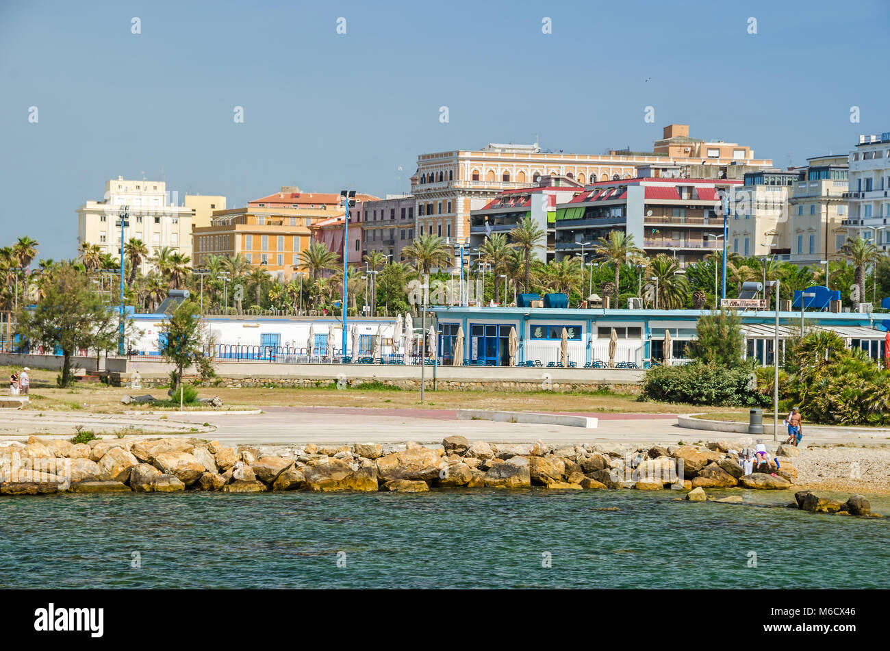 Civitavecchia, Italia - 28 Maggio 2016: una vista di Civitavecchia, una crociera principali e al porto dei traghetti, noto anche come "porto di Roma", che mostra una spiaggia e il COA Foto Stock