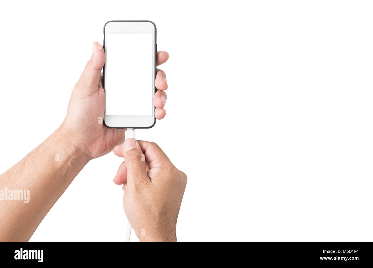 Mano azienda smartphone e collegare il caricabatterie isolati su sfondo bianco, tracciato di ritaglio e spazio di copia Foto Stock