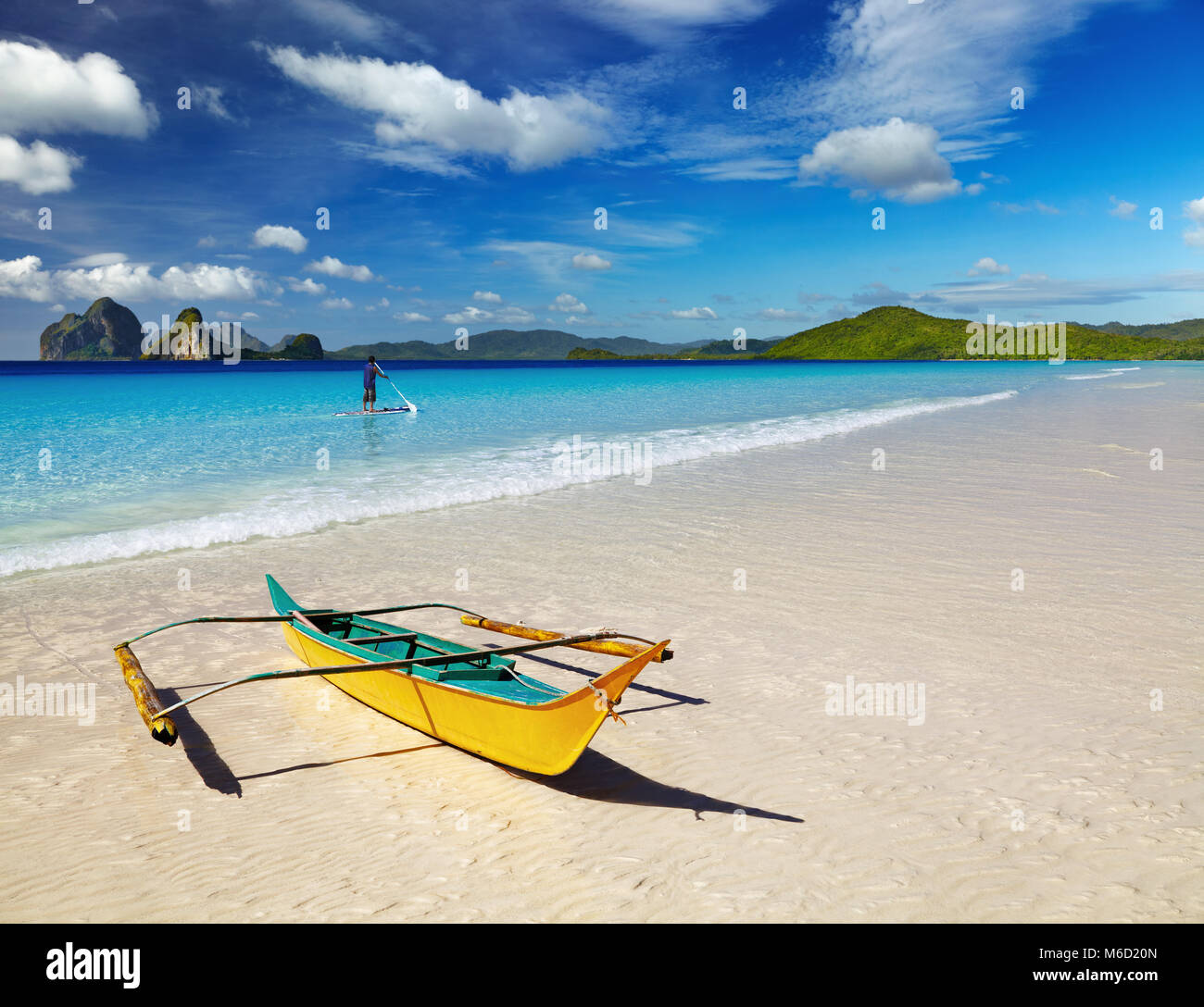 Paesaggio con splendida spiaggia tropicale e cielo blu Foto Stock