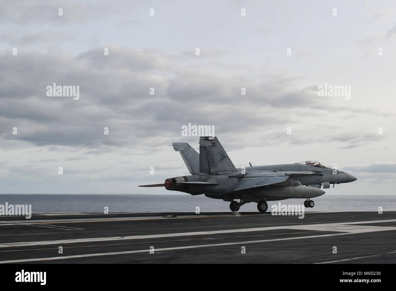 180228-N-NQ487-1106 OCEANO ATLANTICO (feb. 28, 2018) Un F/A-18E Super Hornet, attaccato al 'Sunliners' di Strike Fighter Squadron (VFA) 81, si lancia dal ponte di volo a bordo della USS Harry Truman (CVN 75). Truman ha completato con successo la sua formazione composita dell'unità esercizio (COMPTUEX) - La certificazione di Harry Truman Carrier Strike gruppo per la distribuzione. (U.S. Foto di Marina di Massa lo specialista di comunicazione di terza classe Kaysee Lohmann/rilasciato) Foto Stock