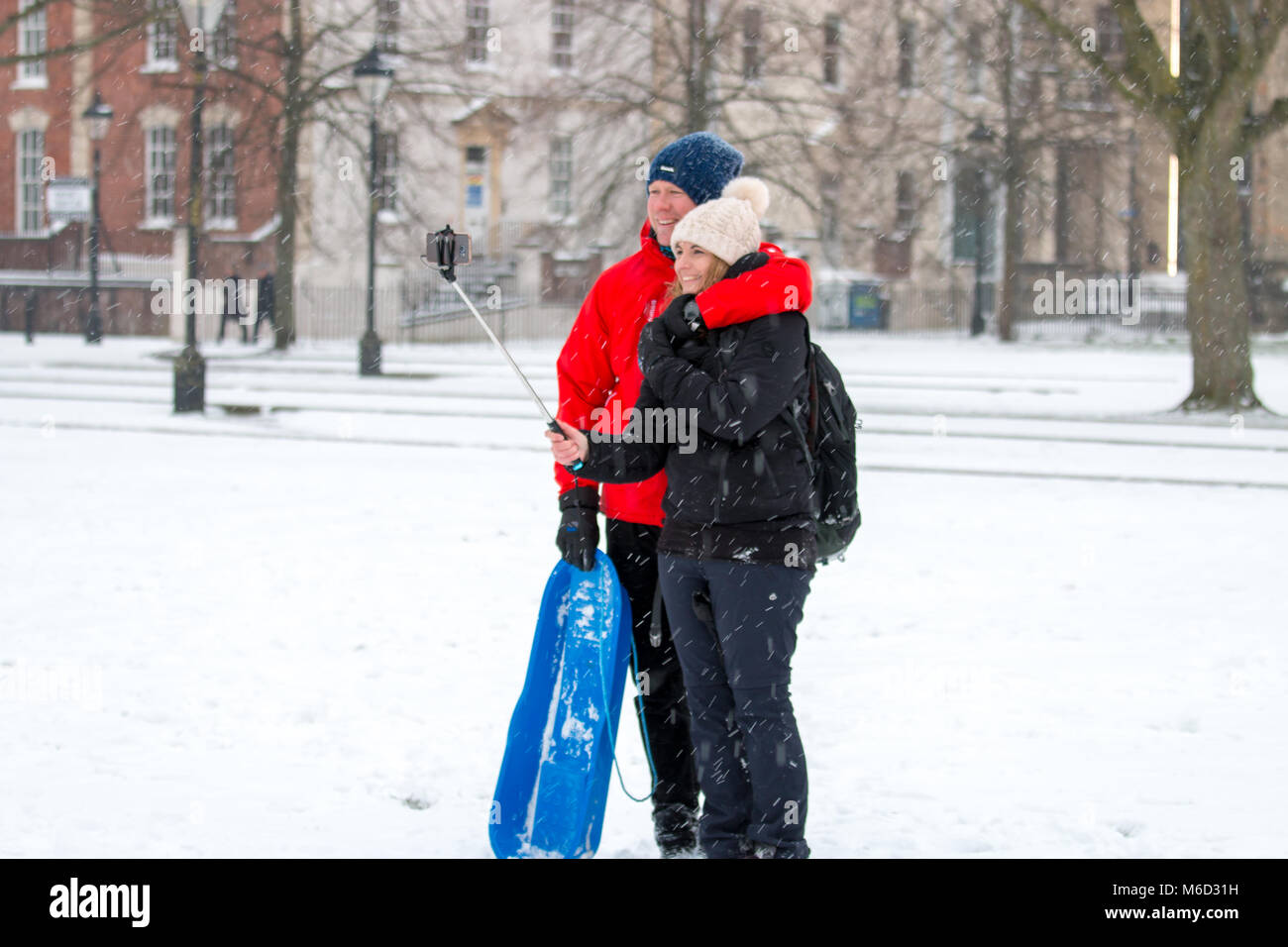 Bristol, Regno Unito. 2 Mar, 2018. Un paio di prendere una selfie in caso di neve a Bristol. Credito: Paolo Hennell/Alamy Live News Foto Stock