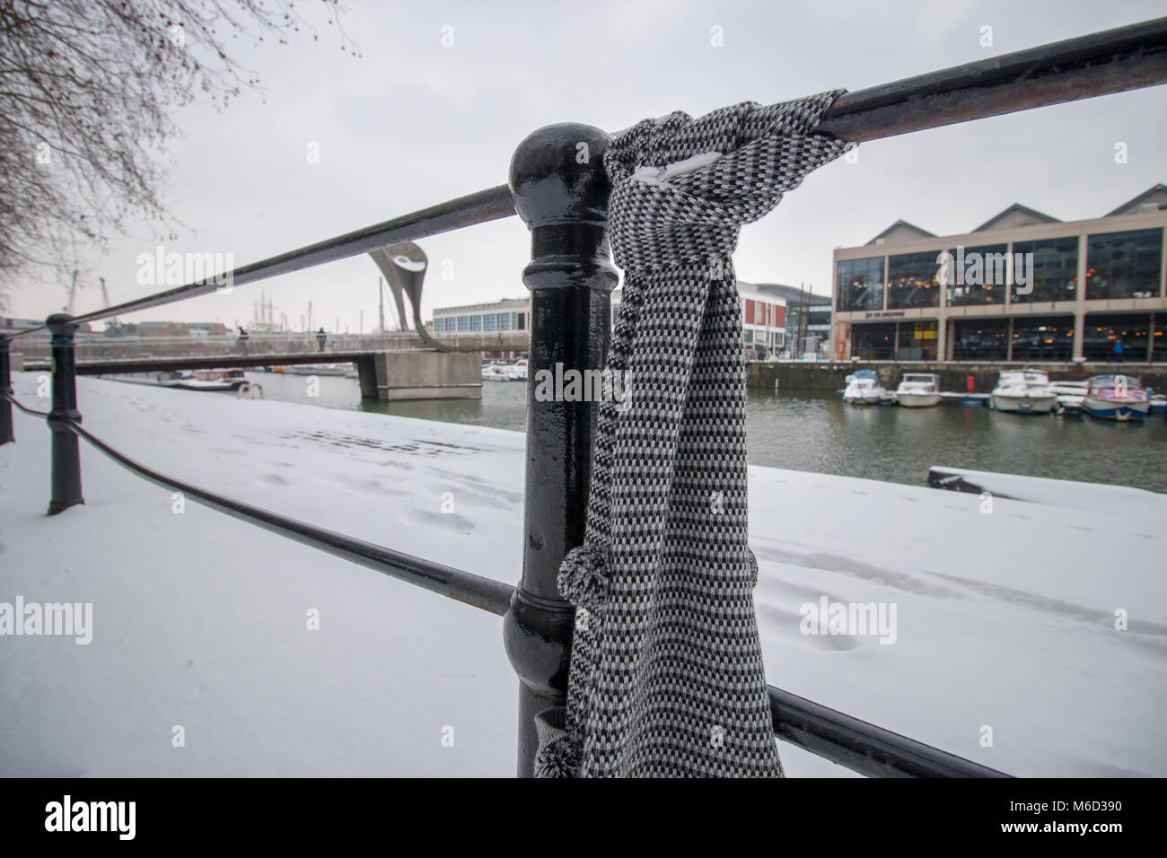 Bristol, Regno Unito. 2 Mar, 2018. Sciarpe di caldo a sinistra intorno a Bristol per chi è nel bisogno. Credito: Paolo Hennell/Alamy Live News Foto Stock