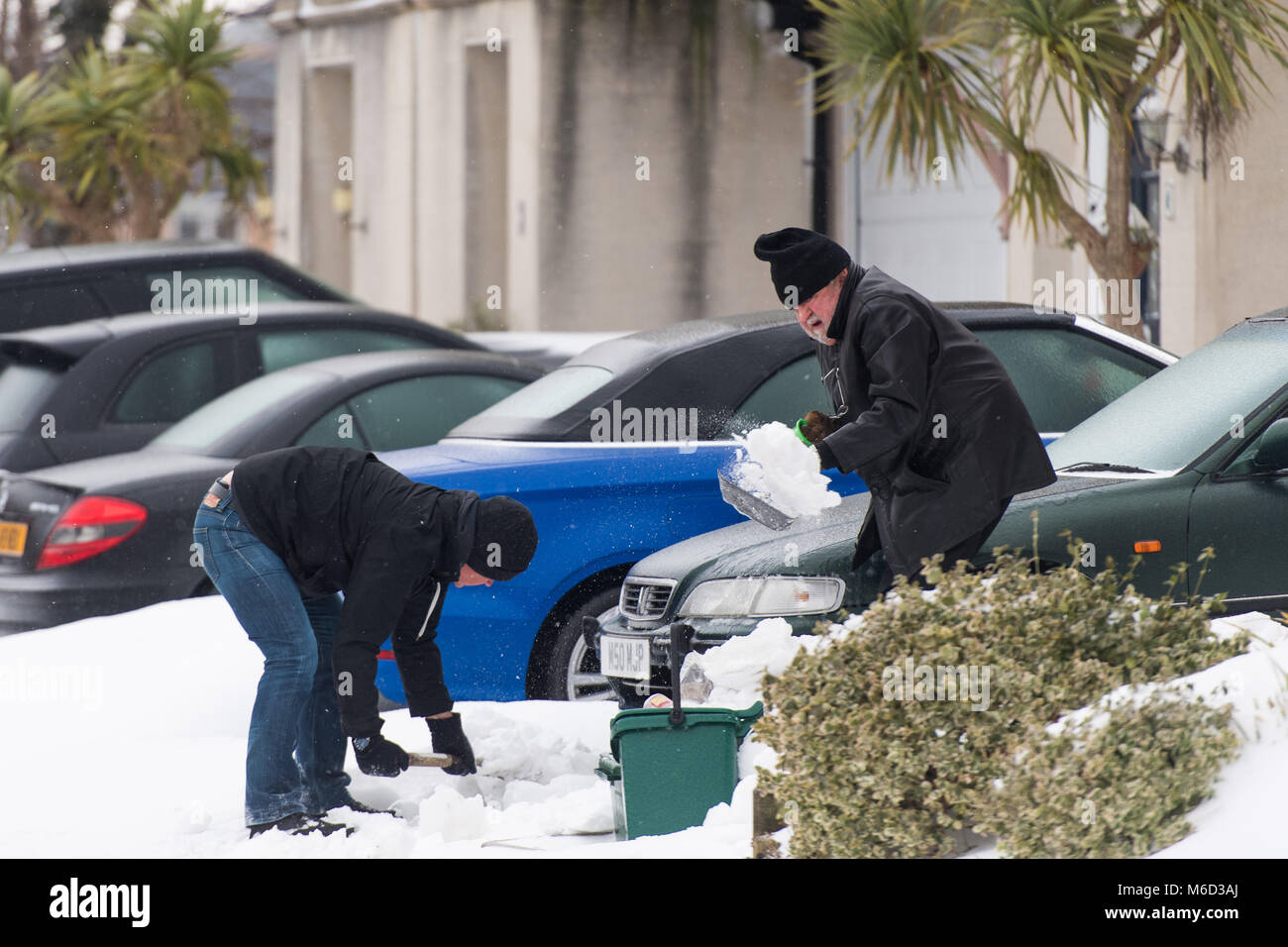 Penarth, Galles. 2 marzo 2018. Due uomini cancella un viale da neve in Penarth, vicino a Cardiff. Tempesta Emma e "La Bestia da est' hanno colpito il Regno Unito, con un allarme rosso per la neve e vento rilasciati per le aree circostanti Cardiff, Newport, il Galles del Sud delle Valli, e sud ovest dell'Inghilterra. Foto di Polly Thomas Credito: Polly Thomas/Alamy Live News Foto Stock