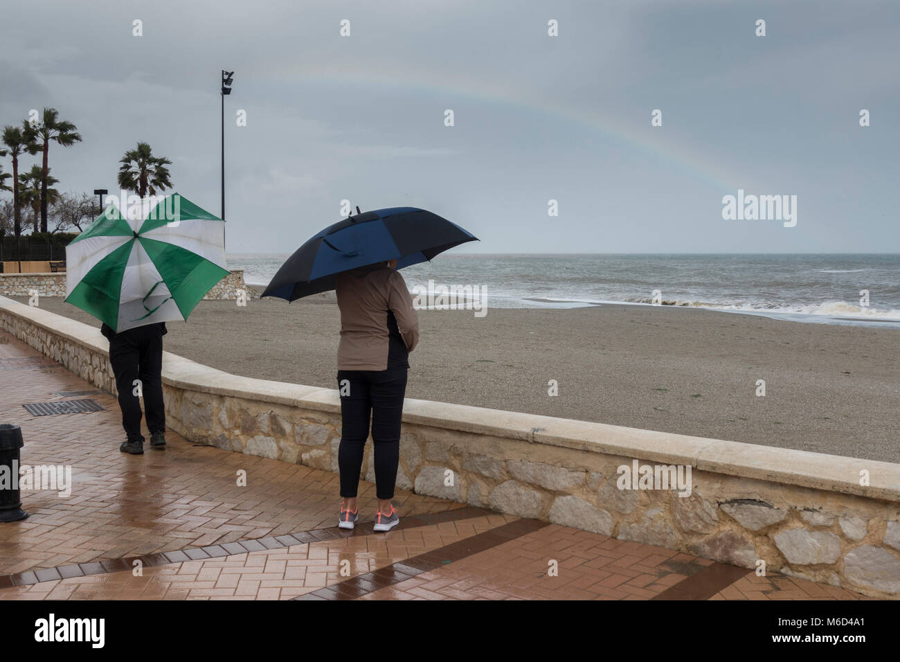 Fuengirola, Andalusia, Spagna. 2 marzo, i turisti guarda il mare di tempesta Emma 2018. © Perry Van Munster/ Alamy Live News Foto Stock