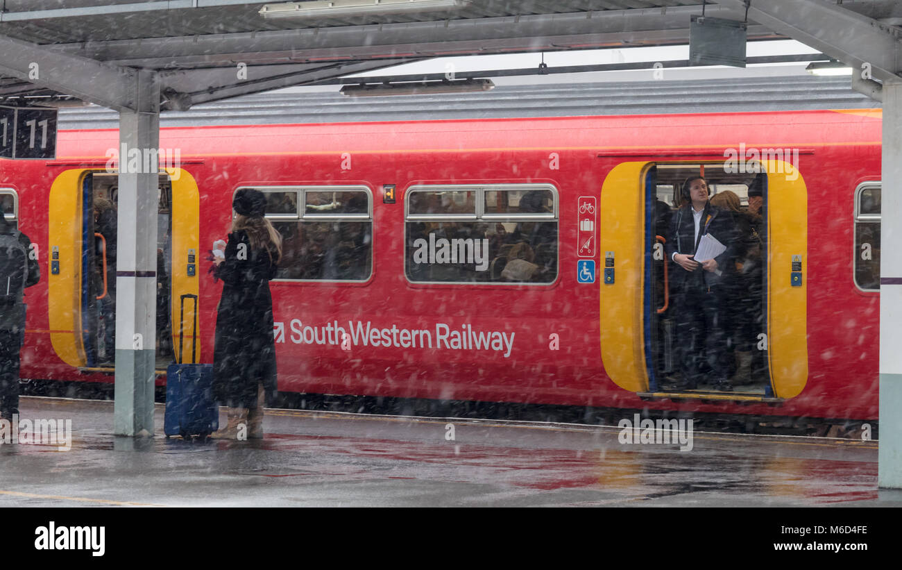 Clapham Junction, Londra, Regno Unito. 2 Marzo, 2018. South Western Railway consigliano ai passeggeri di non viaggiare a causa di condizioni avverse. La stazione di Waterloo saranno chiusi da 8pm. Credito: Ian Stewart/Alamy Live News Foto Stock
