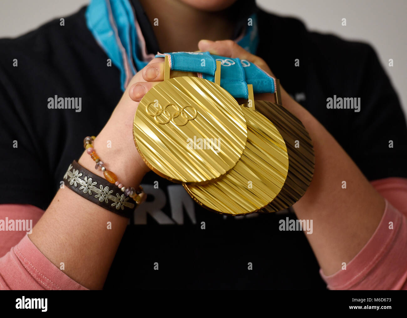 02 marzo 2018, Germania, Garmisch-Partenkirchen: il doppio vincitore olimpico al 2018 Giochi Olimpici Invernali di Pyeongchang, Laura Dahlmeier, posa con la medaglie prima della cerimonia di premiazione per la sua cittadinanza onoraria. Foto: Angelika Warmuth/dpa Foto Stock