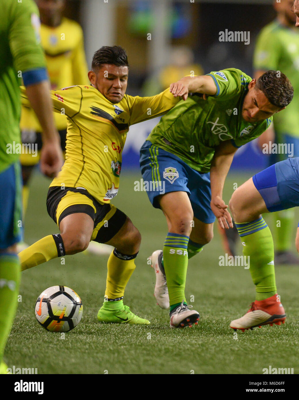1 marzo 2018 - Seattle, Washington, Stati Uniti - Soccer 2018: WILMA Torres (21) e Cristian ROLDAN (7) lottano per il possesso durante una CONCACAF match tra Santa Tecla e le sirene di Seattle al secolo campo Collegamento a Seattle, WA. (Credito Immagine: © Jeff Halstead via ZUMA filo) Foto Stock