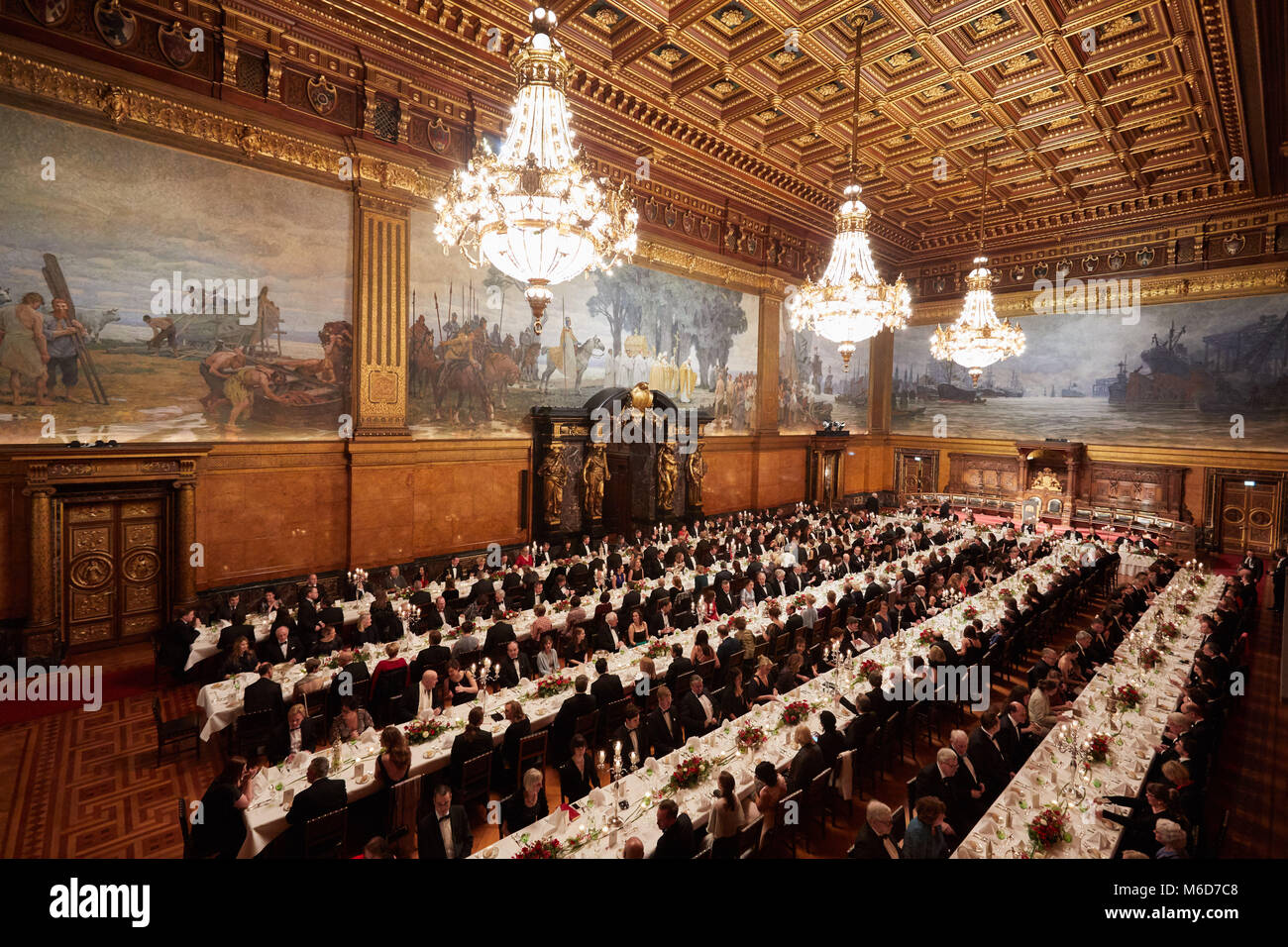 02 marzo 2018, Germania Amburgo: Vista nella grande sala da ballo a Hamburg city hall poco prima dell'inizio del tradizionale pasto Matthiae. Foto: Georg Wendt/dpa Foto Stock