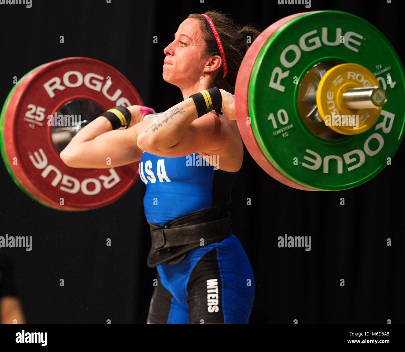 Columbus, Ohio, Stati Uniti d'America. 2 Marzo, 2018. Kathleen inverni compete nel pulire e jerk alla Arnold Sports Festival in Columbus, Ohio, Stati Uniti d'America. Brent Clark/Alamy Live News Foto Stock