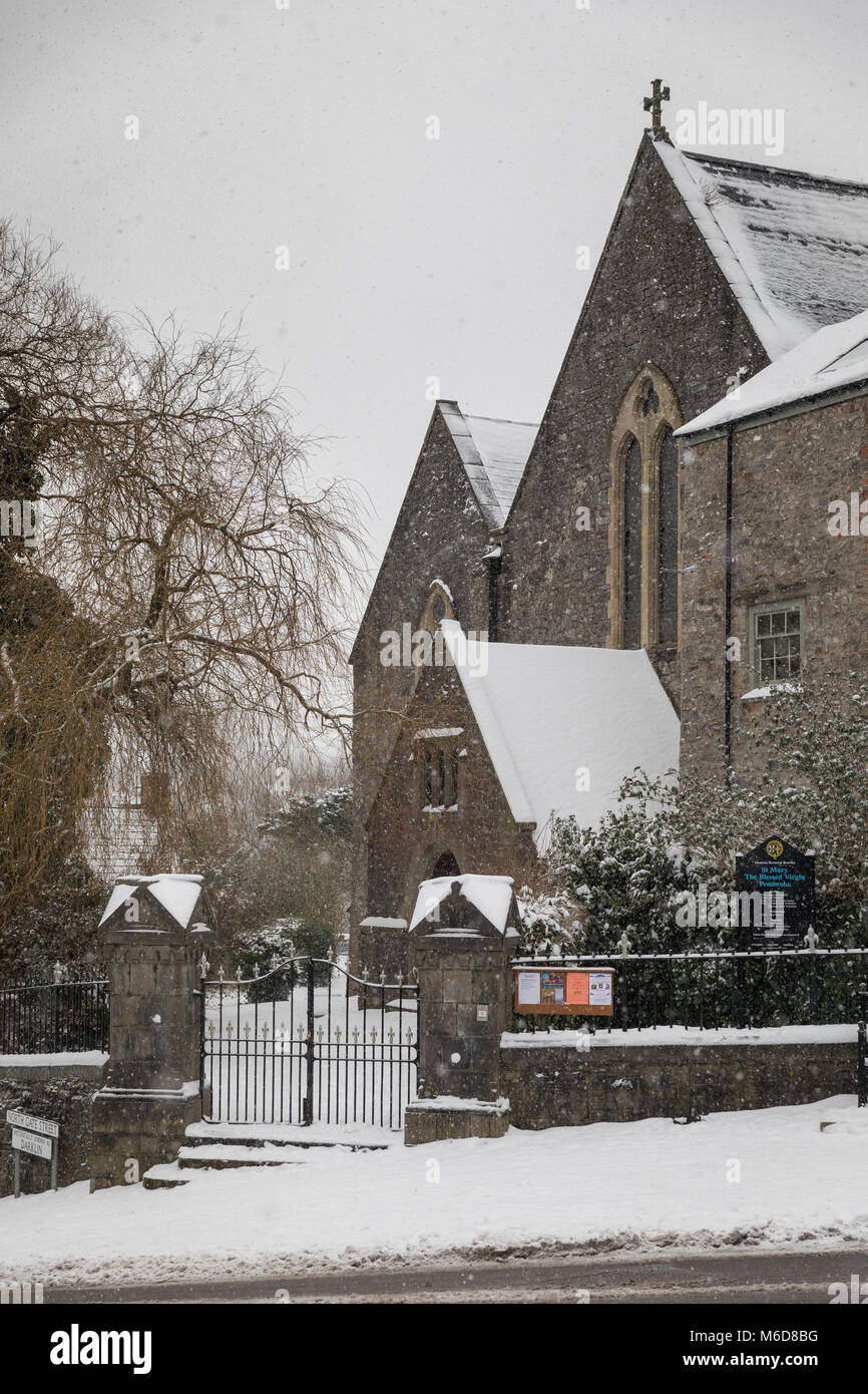 Pembrokeshire, Galles, 2 marzo 2018. Un snowy chiesa di Santa Maria in Pembroke town in Pembrokeshire, Galles Credito: Drew Buckley/Alamy Live News Foto Stock
