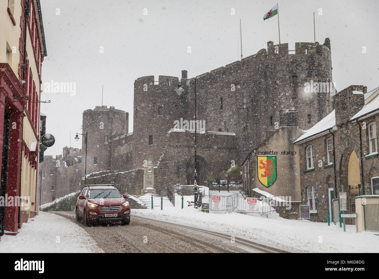 Pembrokeshire, Galles, 2 marzo 2018. Una rara neve riempito di scena a Pembroke Castle, Pembroke town in Pembrokeshire, Galles Credito: Drew Buckley/Alamy Live News Foto Stock