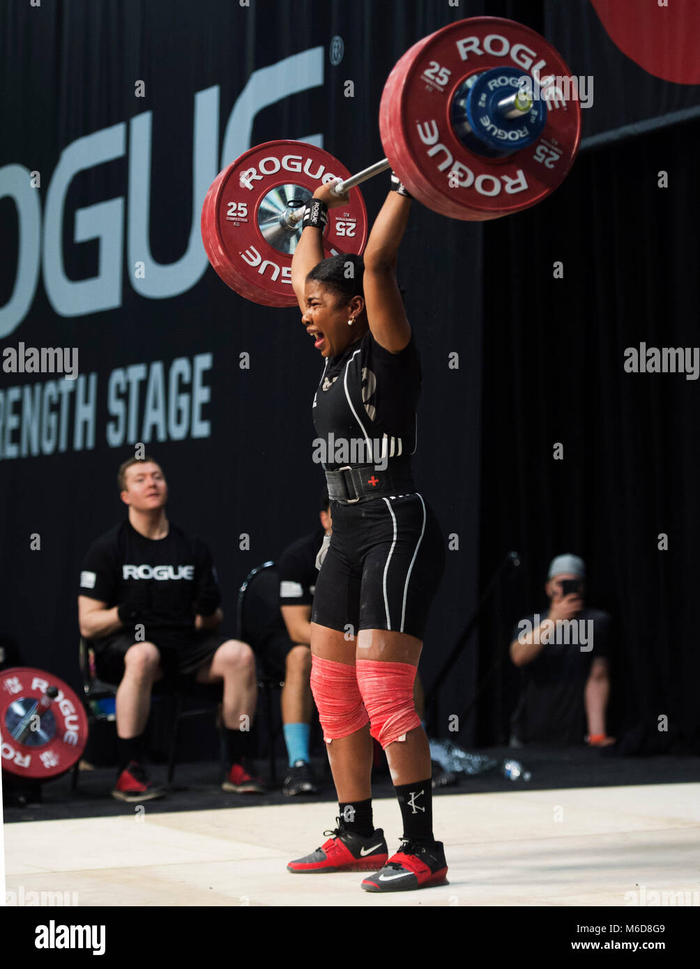 Columbus, Ohio, Stati Uniti d'America. 2 Marzo, 2018. Mathlynn Sasser compete nel pulire e jerk alla Arnold Sports Festival in Columbus, Ohio, Stati Uniti d'America. Brent Clark/Alamy Live News Foto Stock