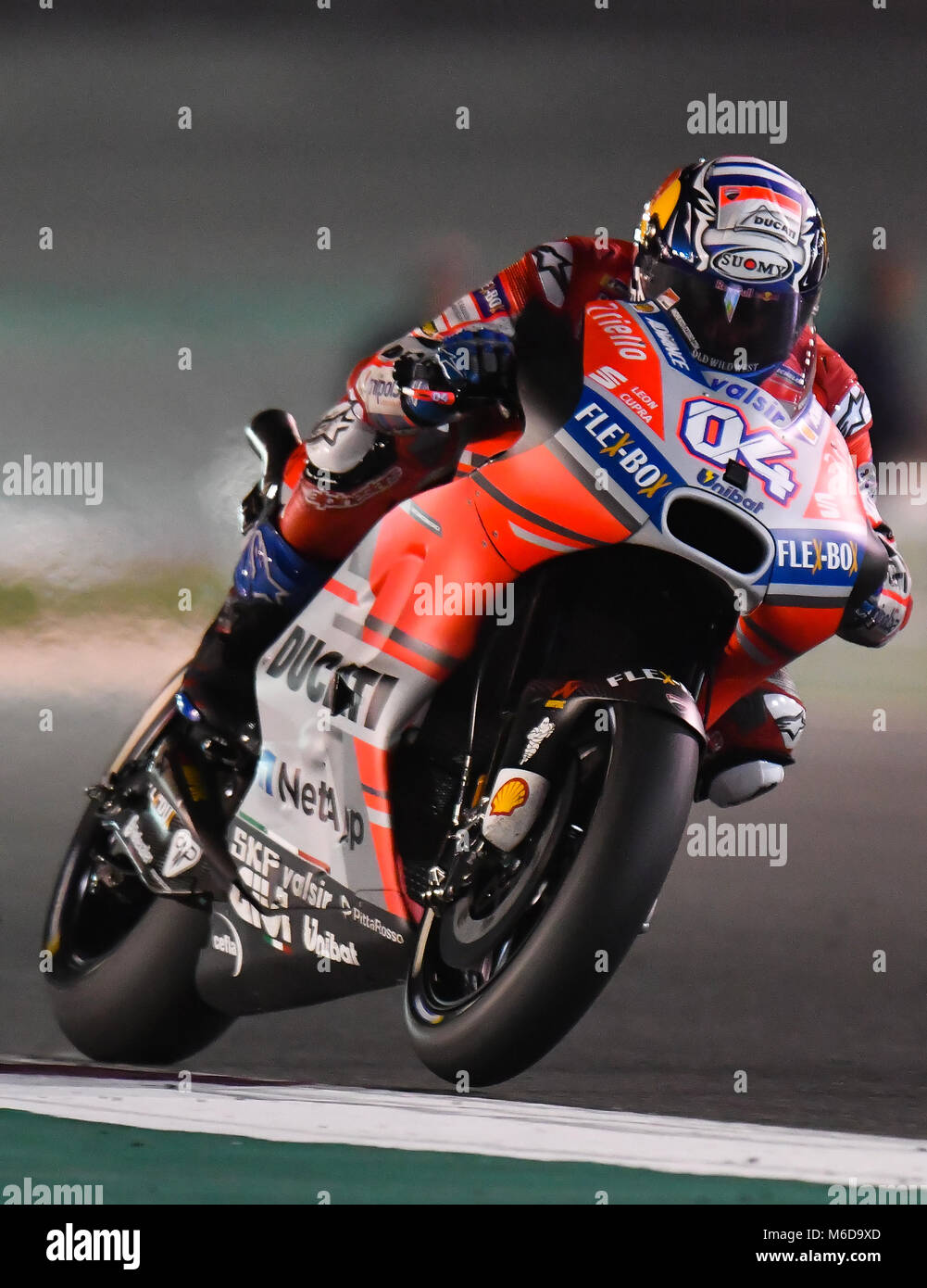 Doha in Qatar. 2 Mar, 2018. L'italiano della MotoGP Andrea Dovizioso Ducati  Team tiene un angolo durante la seconda giornata di test pre-stagione al  Circuito Internazionale di Losail in Qatar, il 2