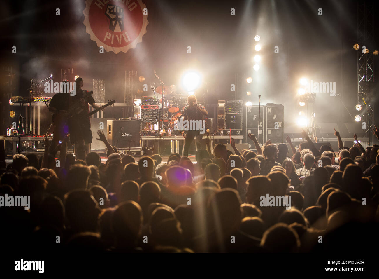 Zagabria, Croazia. 2 Marzo, 2018. Il croato punk rock band Hladno Pivo eseguendo in Dom Sportova Zagreb, Croazia Credito: Deyan Baric/Alamy Live News Foto Stock