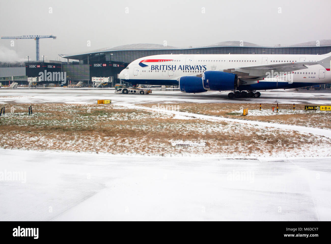 Interruzione della neve all'Aeroporto di Londra Heathrow Foto Stock