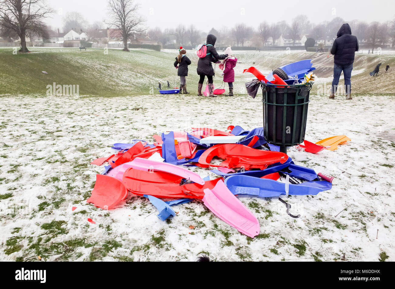 Carshalton Park, Londra. Il 3° marzo 2018. Le famiglie e i genitori che hanno praticato il dumping slitte in plastica in Carshalton Park, Londra del sud come la neve inizia a fondere, sabato 3 marzo. Credito: Darren Lehane/Alamy Live News Foto Stock