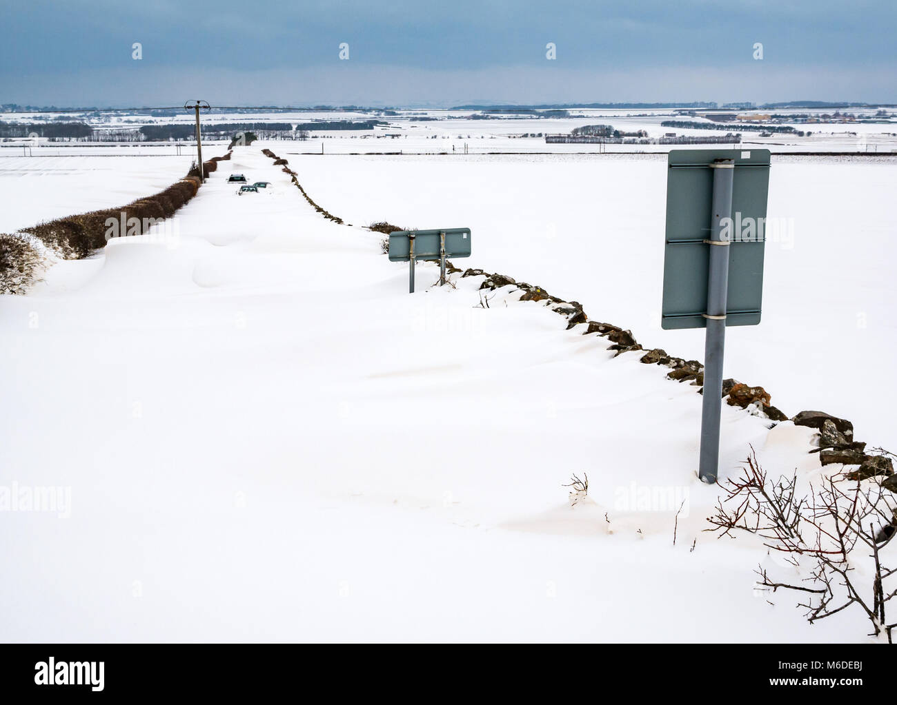 East Lothian, Scozia, Regno Unito, 3° marzo 2018. Regno Unito: Meteo la strada locale tra Drem e Haddington è chiuso da enormi derive di neve con diverse vetture sepolto fino alla loro tetti dopo l estrema arctic eventi meteo soprannominato la Bestia da est Foto Stock