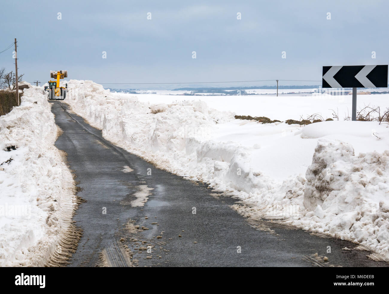 East Lothian, Scozia, Regno Unito, 3° marzo 2018. Regno Unito: Meteo la strada locale tra Drem e Haddington è chiuso da enormi derive di neve dopo la estrema arctic eventi meteo soprannominato "La Bestia da est'. Un consiglio è di scavo la cancellazione della strada Foto Stock