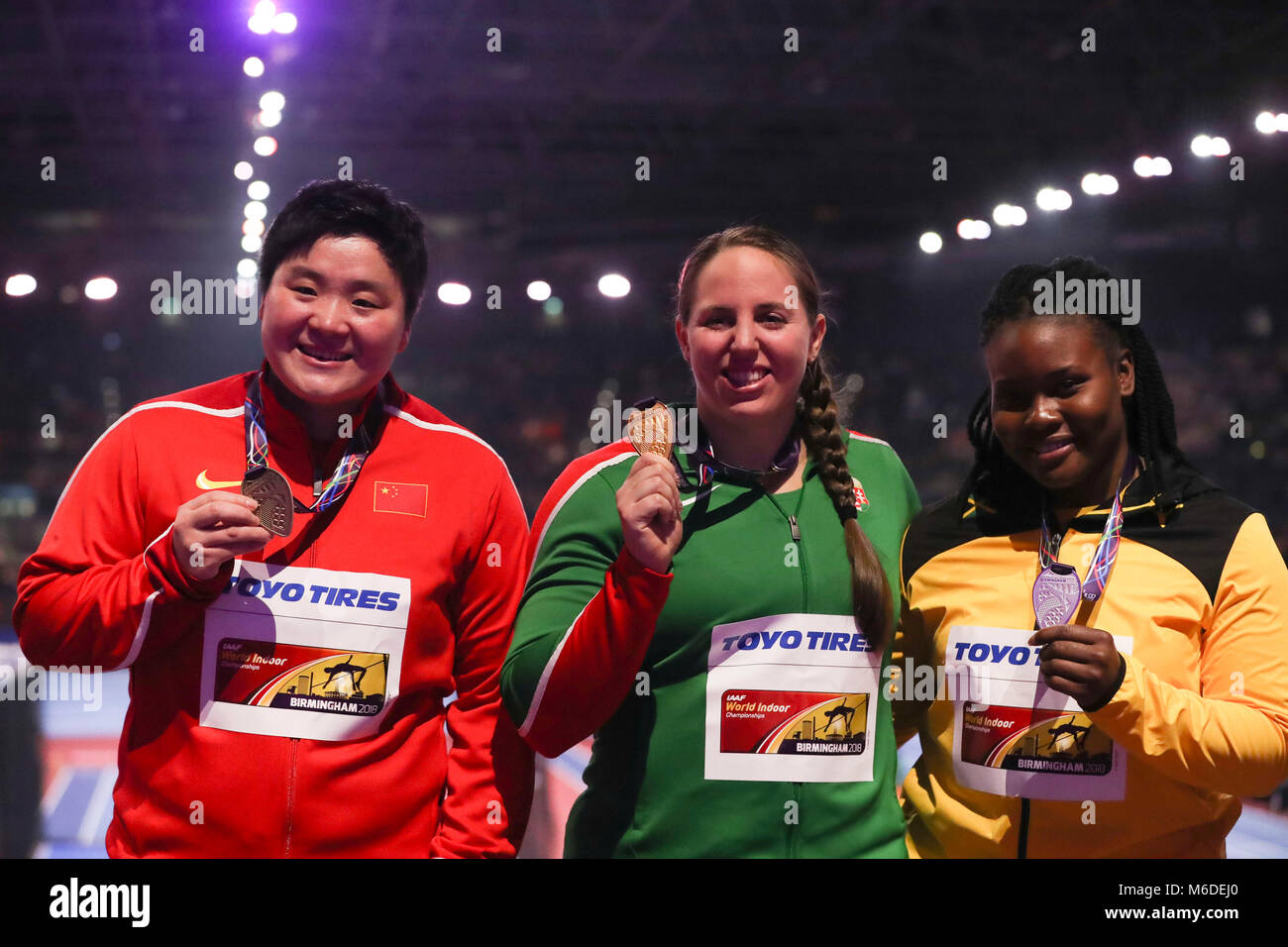 Birmingham, Gran Bretagna. 3 Mar, 2018. Medaglia d'oro Anita Marton di Ungheria (C), argento medaglia Danniel Thomas-Dodd della Giamaica (R) e medaglia di bronzo Gong Lijiao della Cina pone durante la premiazione per le donne del colpo messo in finale alla IAAF Campionati mondiali Indoor Arena a Birmingham in Birmingham, Gran Bretagna, il 3 marzo 2018. Credito: Han Yan/Xinhua/Alamy Live News Foto Stock