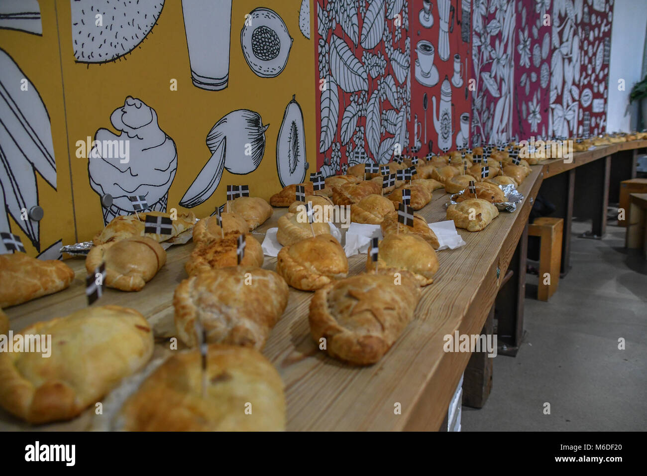 Eden Project, Cornwall Regno Unito. Il 3° marzo 2018. Visto qui una delle voci canadese - la Ed Sheeran pastoso, detto di avere un aroma di zenzero all'interno, con un cuore di oro all'esterno. La neve in Cornovaglia appena cancellata in tempo per i concorrenti per ottenere le loro voci per il mondo annuale campionato pastoso tenutasi presso l'Eden Project, soprannominato "la festa da ovest". Questo anno ci sono stati i concorrenti che avevano combattuto ci modo attraverso il Regno Unito meteo dal Canada e gli Stati Uniti d'America. Credito: Simon Maycock/Alamy Live News Foto Stock