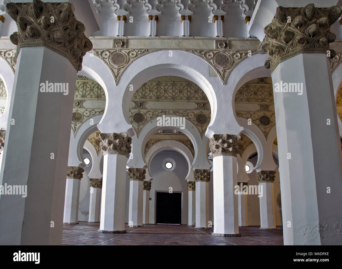 Archi Mudejar risalenti al 13th secolo all'interno della sinagoga di Santa Maria la Blanca a Toledo, Spagna. Foto Stock