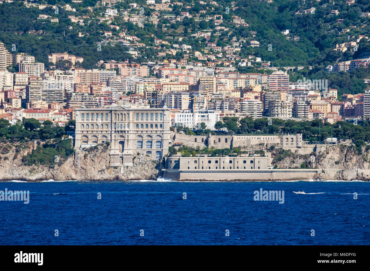 Monaco Principato di Monaco - 30 Maggio 2016: la vista degli edifici moderni e Museo Oceanografico di Monaco come visto dal mare nella maggior parte d Foto Stock