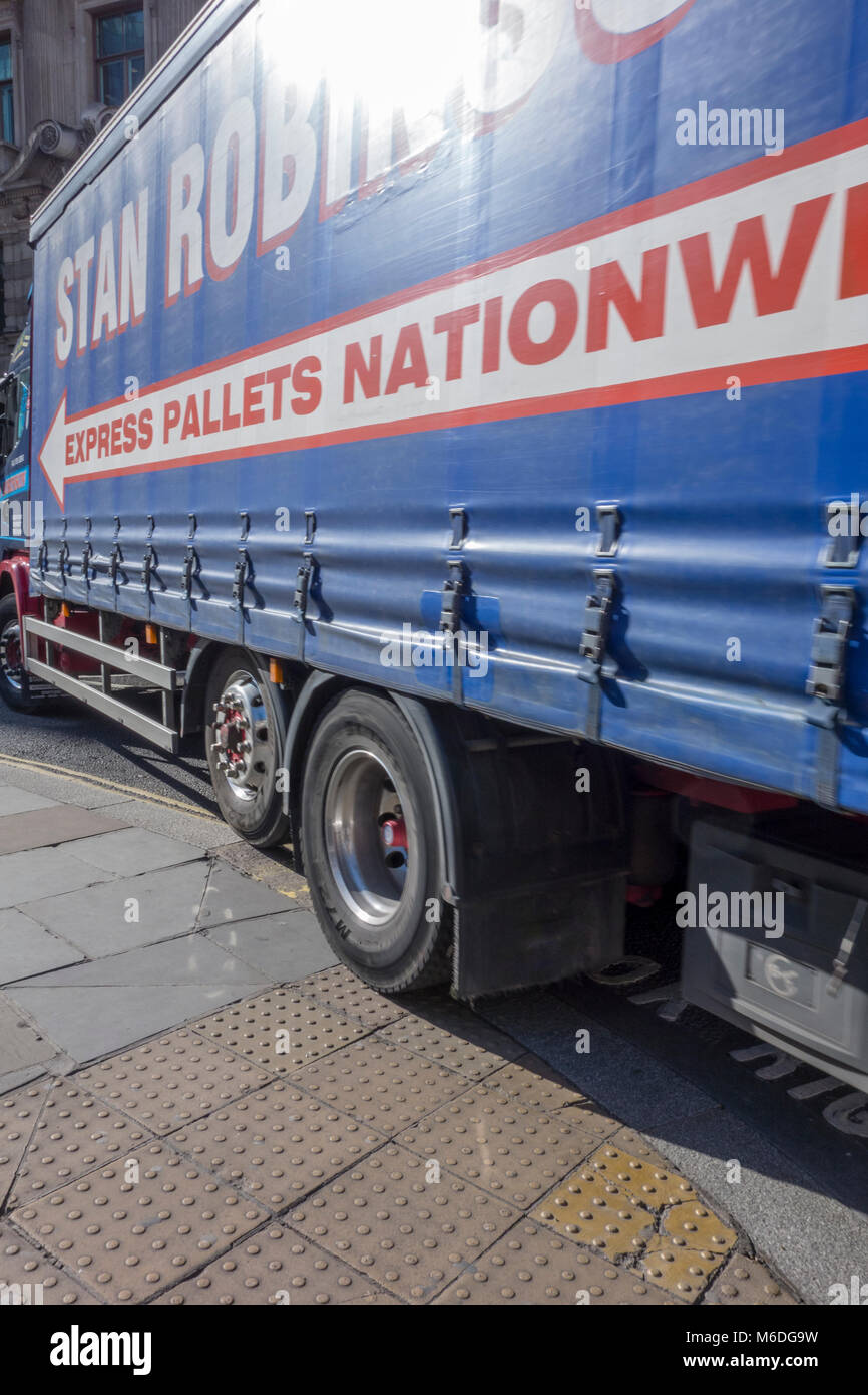 Autocarro autocarro HGV tenendo a stretto giro e guida su marciapiede alla giunzione della banca a Londra Foto Stock
