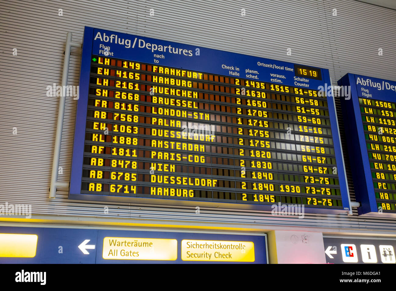 Partenze Board / Scheda di partenza in un aeroporto Foto Stock