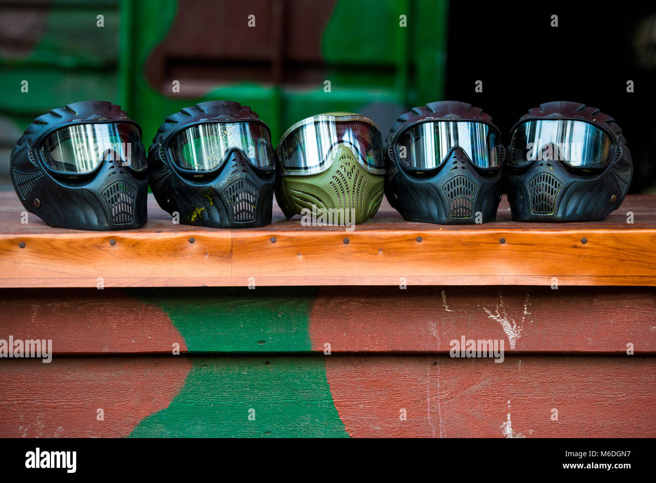 Bagnato e assassinato in una maschera di paintball dopo il gioco Foto Stock