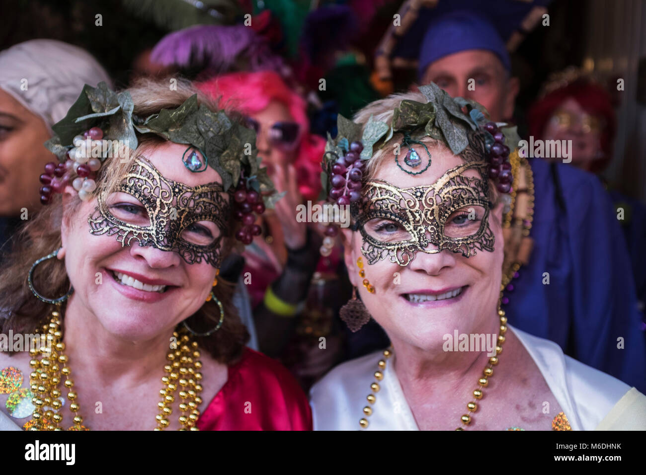 Due mascherato in costume dei cittadini anziani che partecipano al Krewe di sughero Mardi Gras Parade, New Orleans, Louisiana, Stati Uniti d'America Foto Stock
