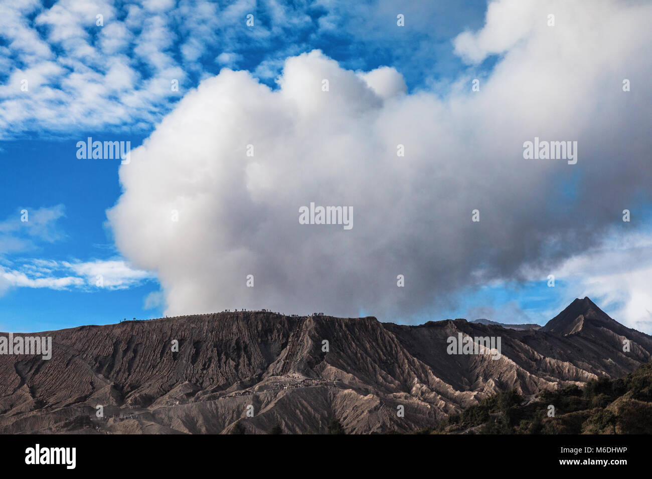Le pesanti fumi di zolfo che salgono sopra il cratere del vulcano attivo del Monte Bromo Foto Stock