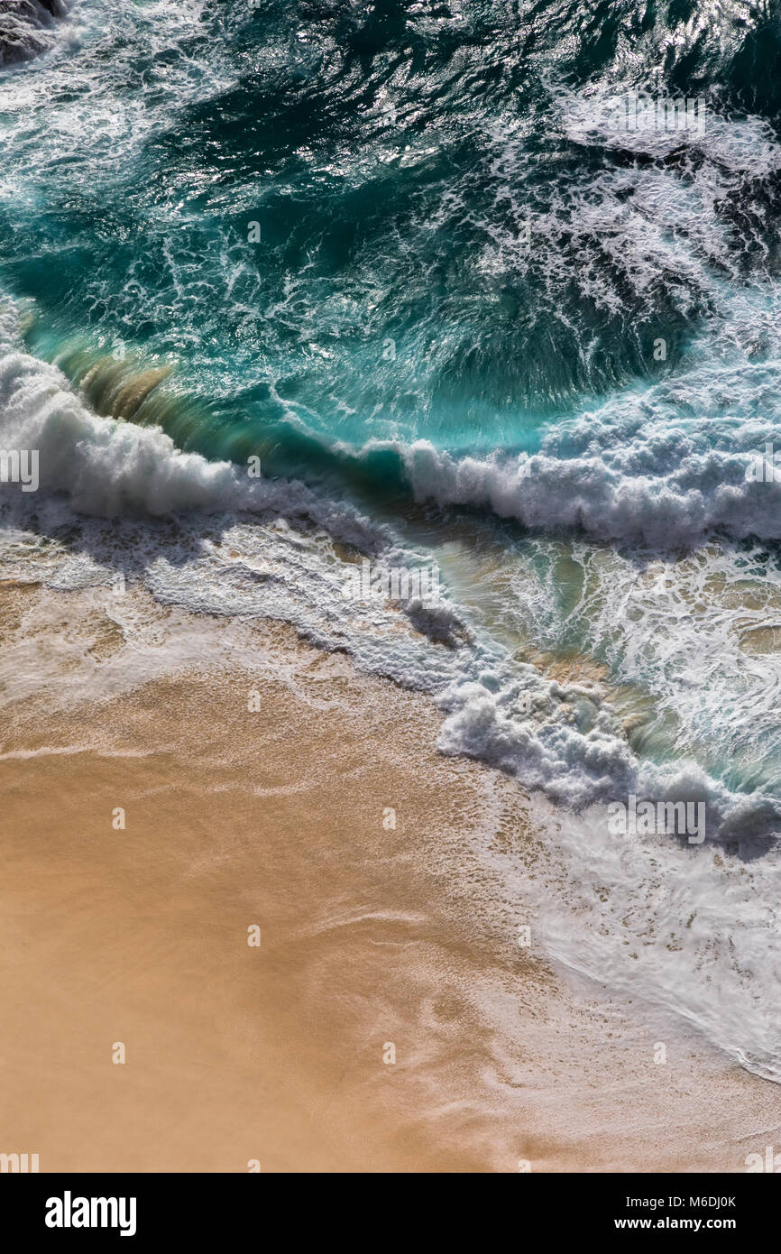 Vista panoramica senza un drone di spiaggia di sabbia dorata di Nusa Penida Foto Stock