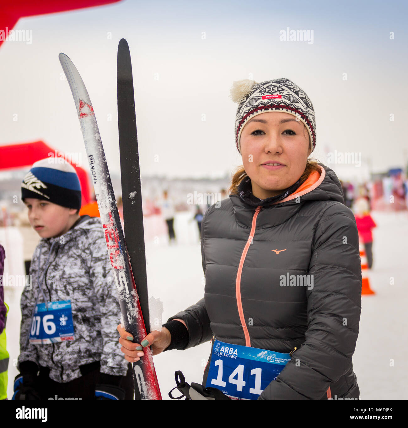 Il Kazakistan, Almaty - Febbraio 25, 2018: amatoriale sci di fondo competizioni di sci ARBA Fest 2018. I partecipanti provenienti da tutta la repubblica compe Foto Stock