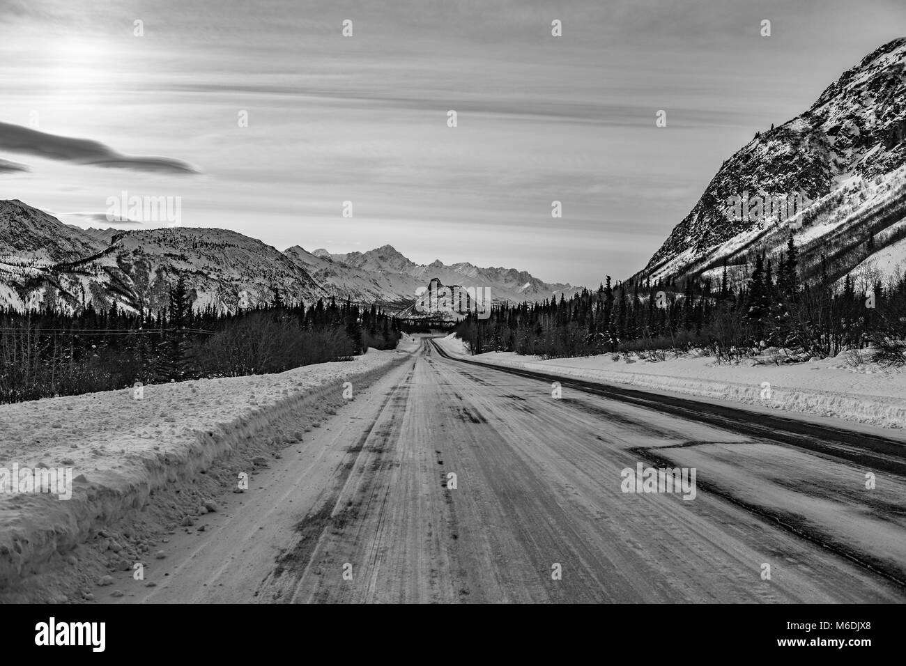 Montagna di pecora. Glenn Highway. Vista sul ghiacciaio, Alaska. Chugach Montagne. Tempo invernale. Strada coperta di neve. Foto Stock