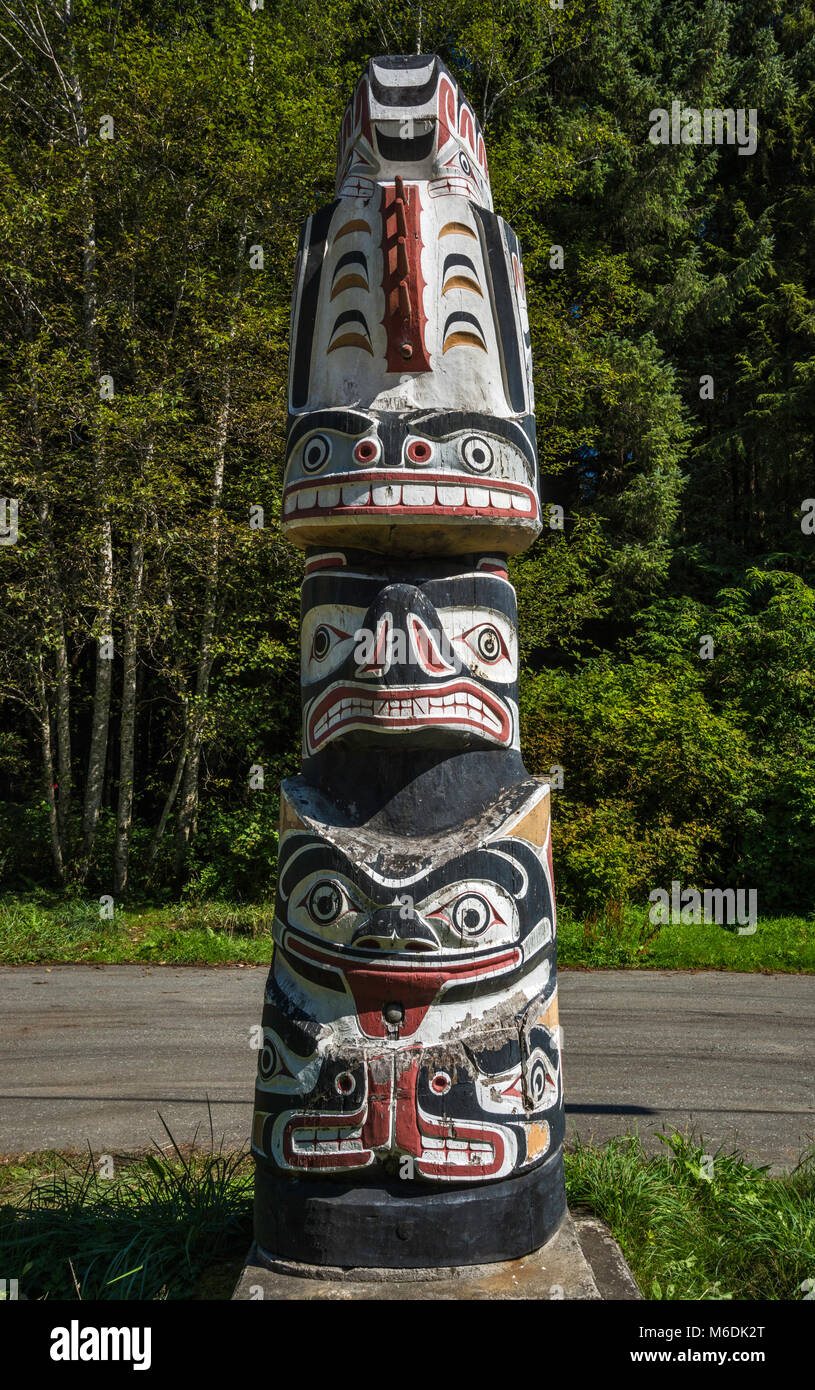 Il Kwakiutl Bear Pole, totem sulla Highway 19 vicino a Port McNeill, Nord Isola di Vancouver, British Columbia, Canada Foto Stock