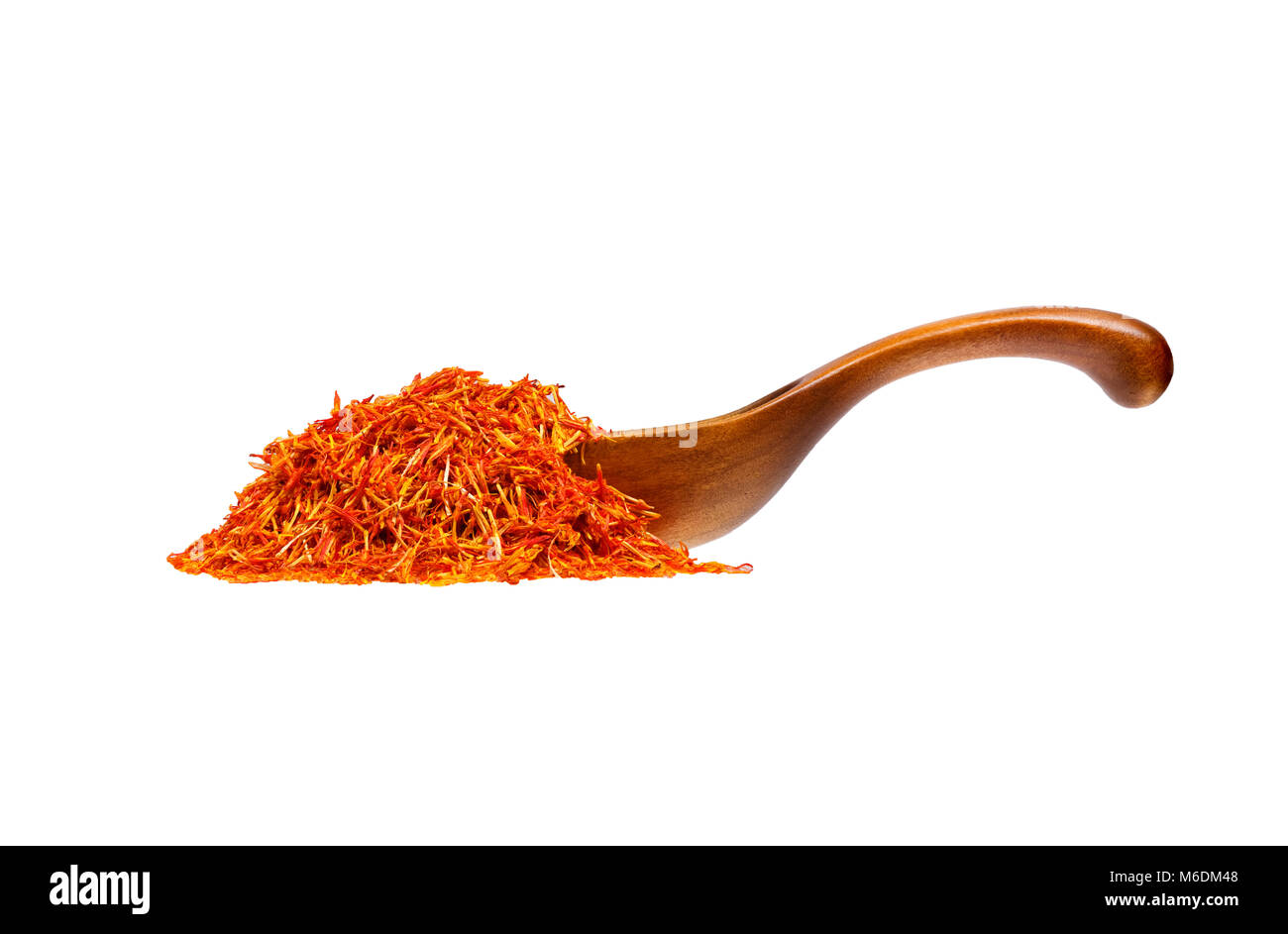 Lo zafferano stami il cucchiaio di legno, isolato su sfondo bianco. Foto Stock