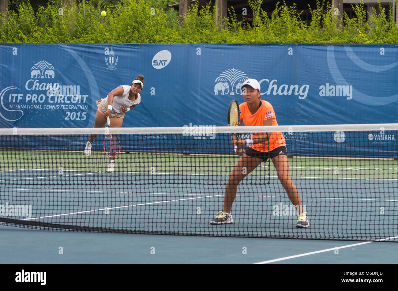 BANGKOK, 27 maggio : Ching-Wen di Taipei e Nungnadda Wannasuk della Thailandia azione in Chang ITF del circuito Pro 4 Internazionali di Tennis 2015 in Rama Gardens H Foto Stock