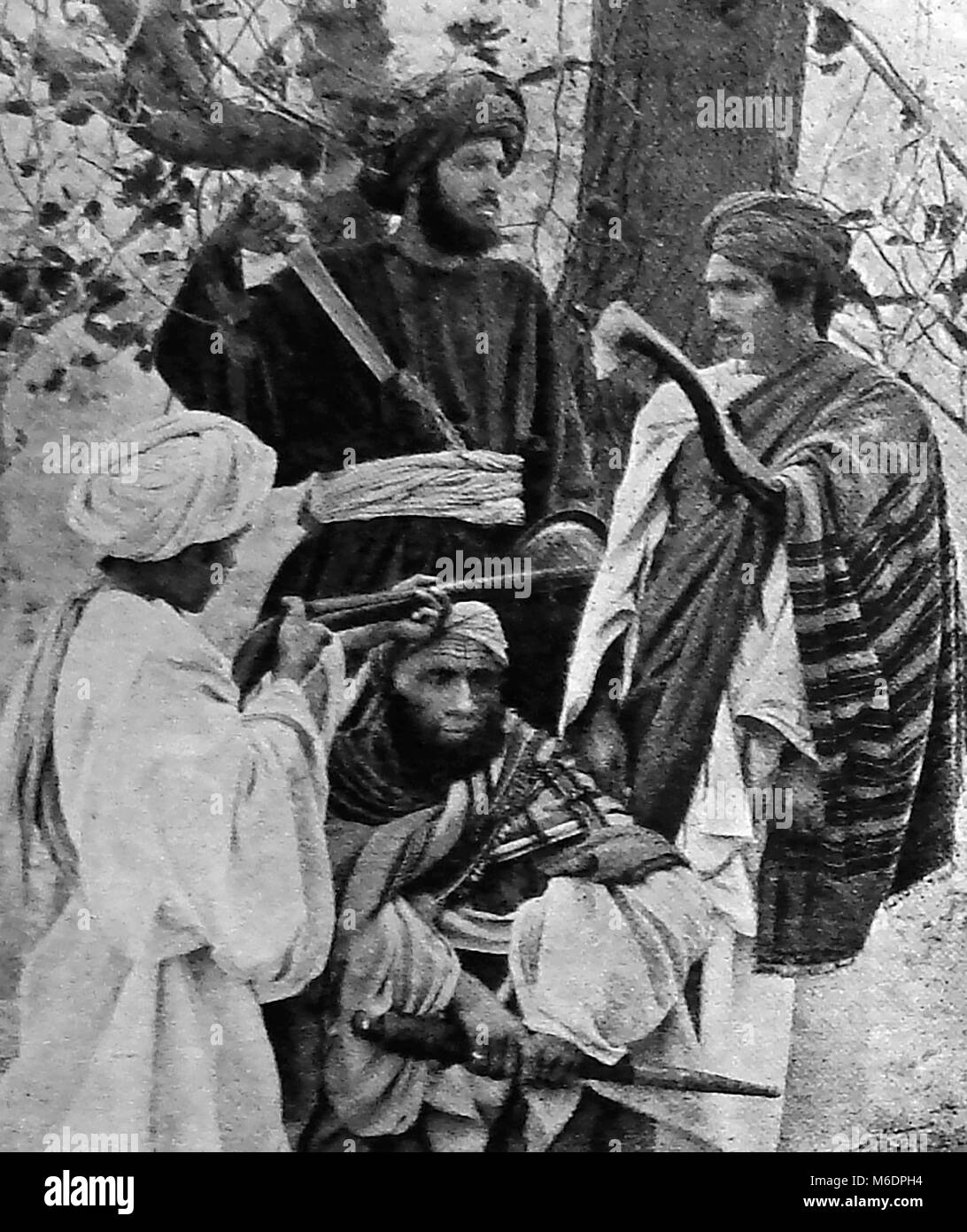 Tribesmen di Khyber Pass regione dell'Afghanistan circa quaranta Foto Stock