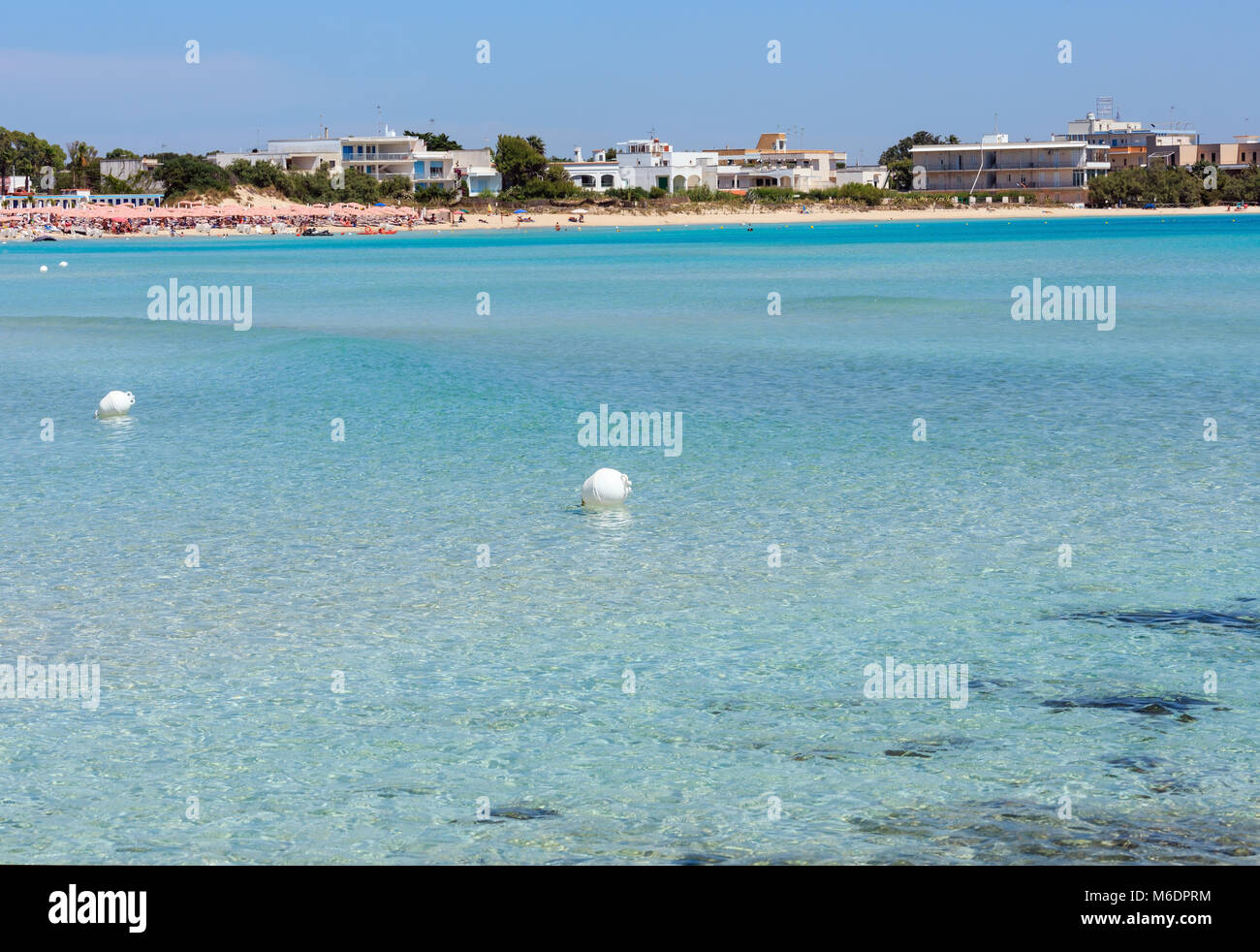 Suggestiva Torre Chianca spiaggia di sabbia bianca su Salento mare Ionio  costa, Porto Cesareo, Puglia, Italia. Persone irriconoscibile Foto stock -  Alamy