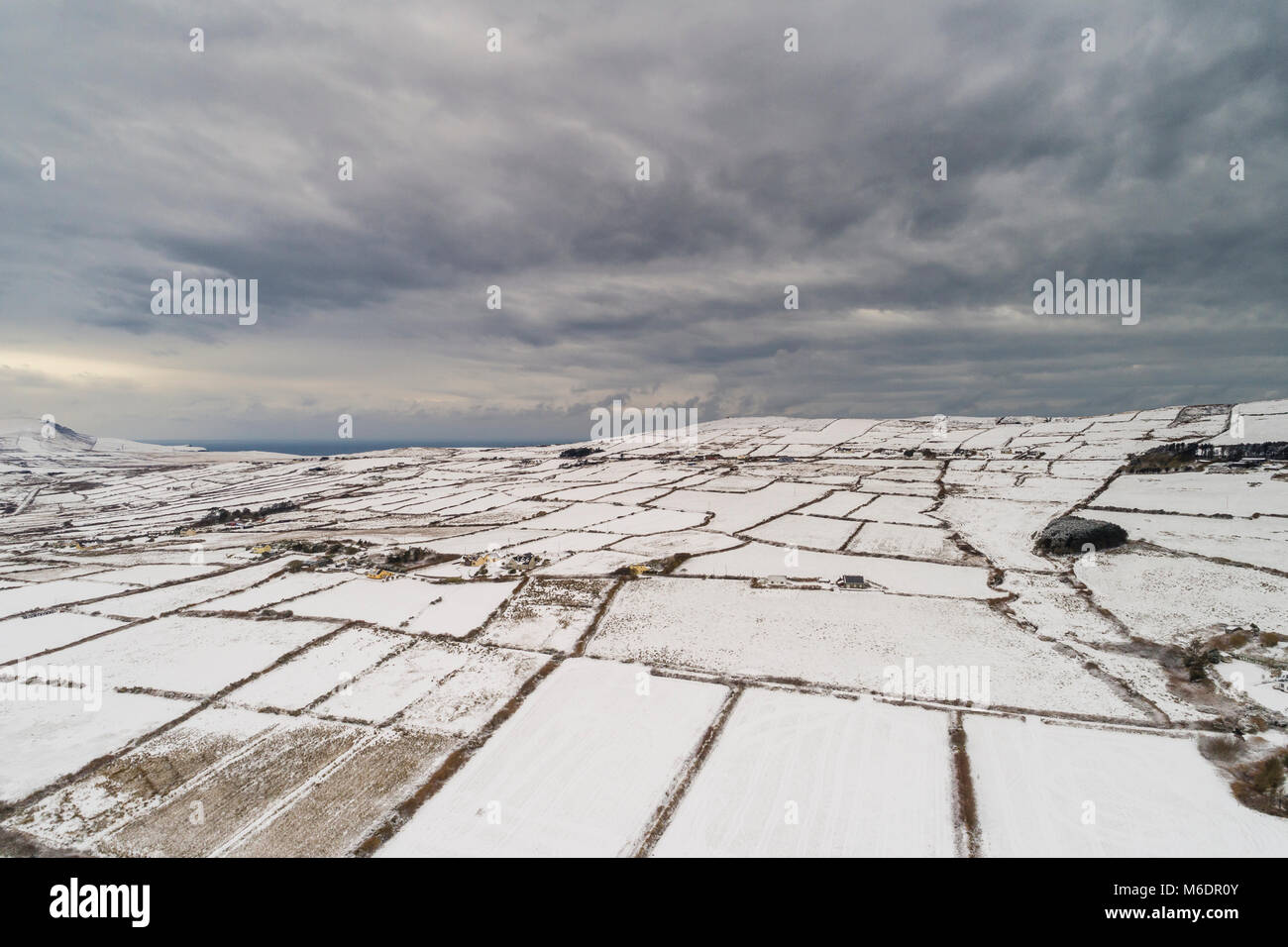 Vista aerea dell' isola Valentia, nella contea di Kerry, ricoperta di neve durante la tempesta Emma. Foto Stock
