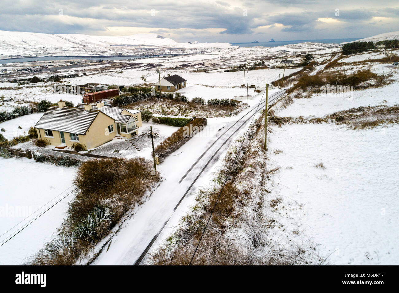 Vista aerea dell' isola Valentia, nella contea di Kerry, Irlanda ricoperta di neve durante la tempesta Emma. Foto Stock