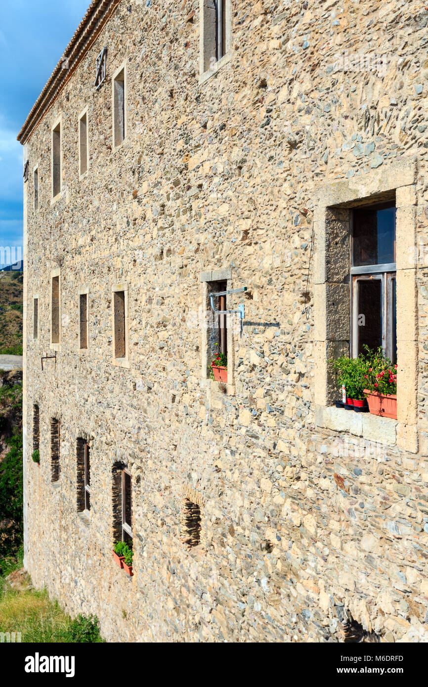 Vecchia splendida sassosa parete casa sullo sfondo (Fiumefreddo Bruzio - uno dei borghi più belli d'Italia, sulla collina sopra alto Tirreno coa Foto Stock