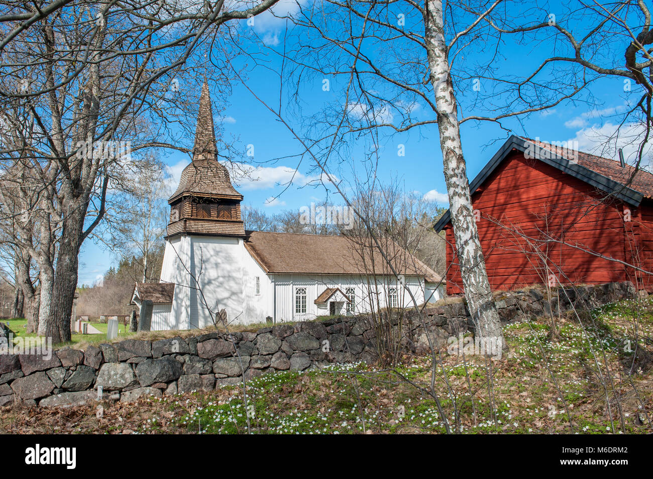 Chiesa Simonstorp nella campagna di Ostergotland durante la primavera in Svezia. Questa chiesa fu completata nel 1650. Foto Stock